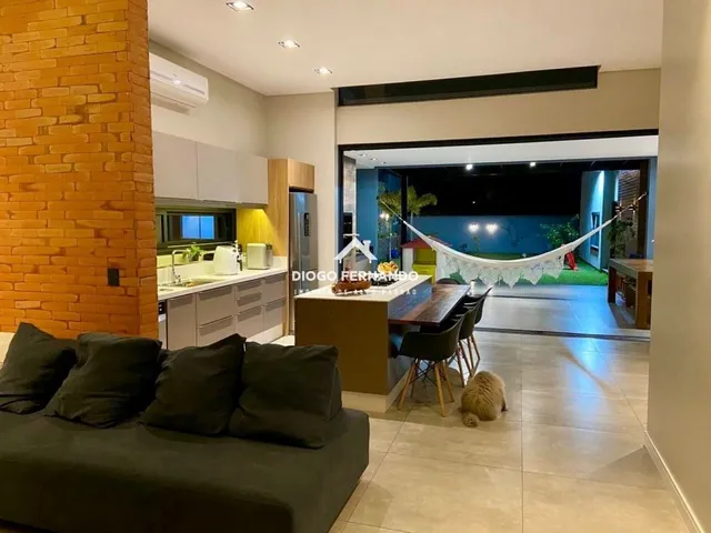 Imagem: A casa possui 4 Dormitórios, 2 Suítes, 6 Banheiros, 2
