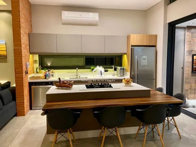 Imagem 2: Casa no Campeche com 240M², Suíte Master e Terreno Amplo em Rua Tranquila