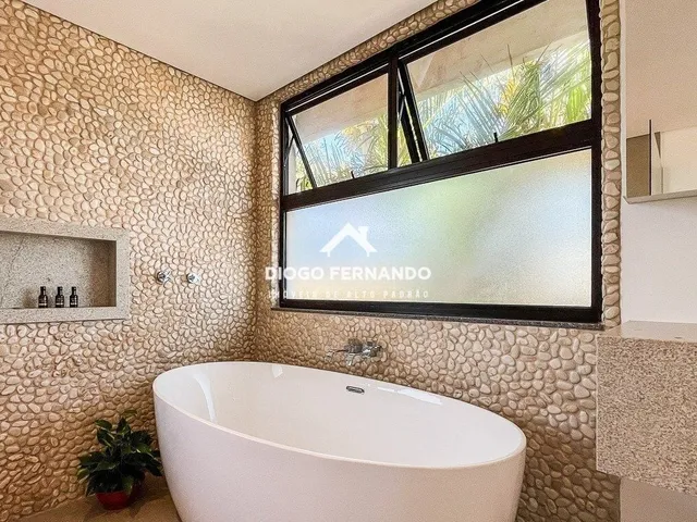 Imagem 3: Casa no Campeche a 200M da Praia com 6 Quartos, Piscina Aquecida e Alto Padrão