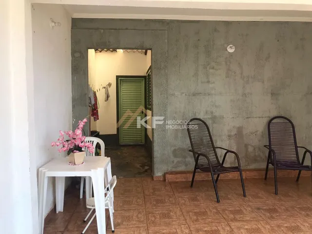 Imagem: A casa possui 3 Dormitórios, 1 Banheiro, 2 Vagas na