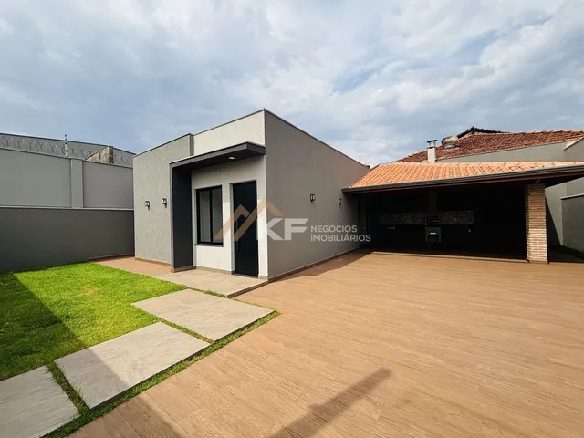 Imagem: A casa possui 2 Dormitórios, 1 Suíte, 2 Banheiros, 3