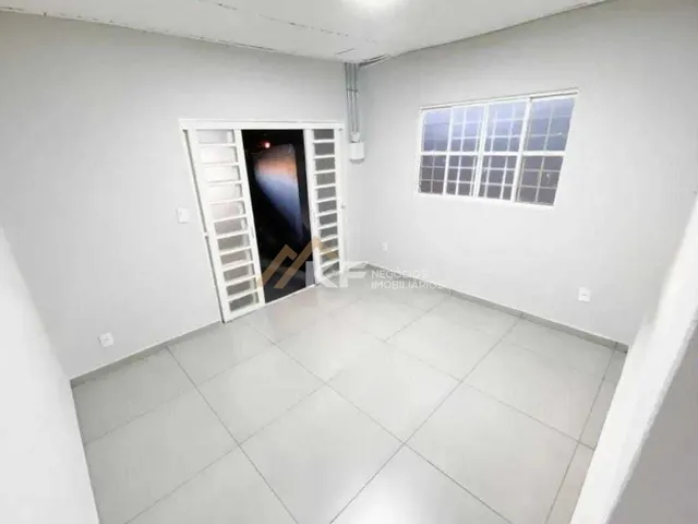 Imagem: A casa possui 3 Dormitórios, 1 Banheiro, 1 Vaga na