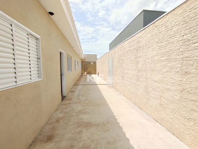 Imagem: A casa possui 3 Dormitórios, 1 Suíte, 2 Banheiros, 3