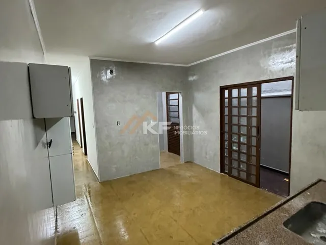 Imagem: A casa possui 2 Dormitórios, 1 Banheiro, 2 Vagas na