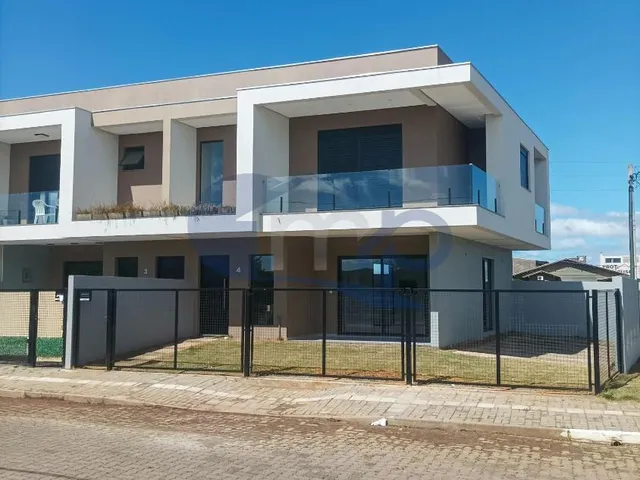 Imagem: A casa possui 3 Dormitórios, 1 Suíte, 2 Banheiros, 2