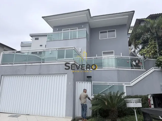 Imagem: A casa possui 6 Dormitórios, 5 Banheiros, 2 Vagas na