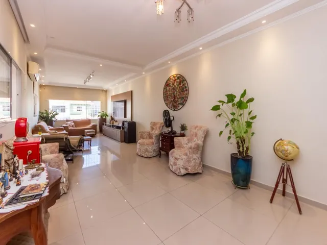 Imagem: A casa possui 3 Dormitórios, 1 Suíte, 5 Banheiros, 218m²