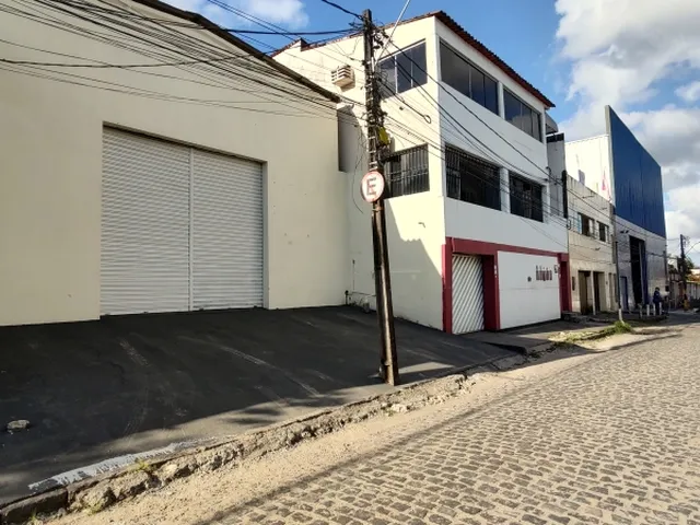 Imagem: O depósito possui 1 Banheiro, 4 Vagas na garagem, 250m²