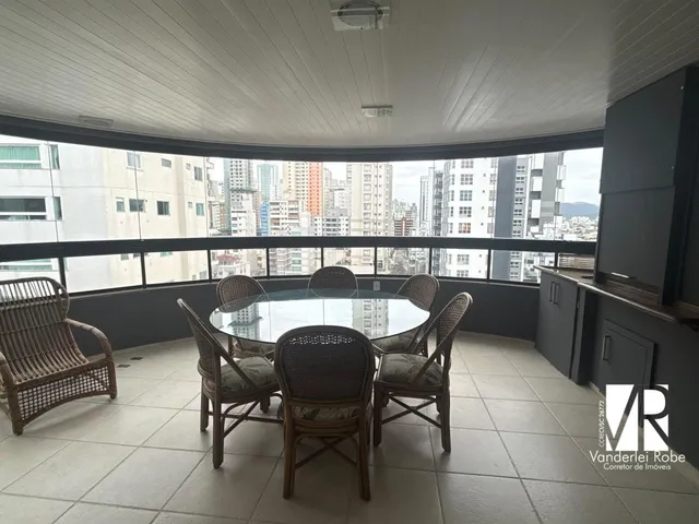 Imagem 4: Apartamento À Venda no Centro de Balneário Camboriú com 4 Dormitórios e Varanda Ampla