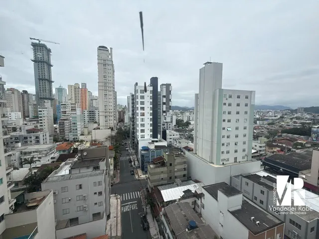 Imagem 5: Apartamento À Venda no Centro de Balneário Camboriú com 4 Dormitórios e Varanda Ampla