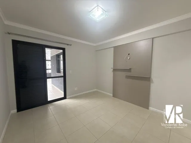Imagem 15: Apartamento À Venda no Centro de Balneário Camboriú com 4 Dormitórios e Varanda Ampla