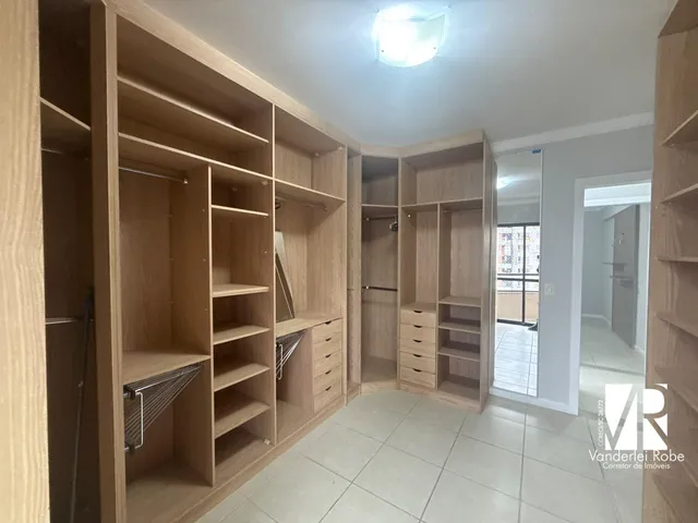 Imagem 10: Apartamento À Venda no Centro de Balneário Camboriú com 4 Dormitórios e Varanda Ampla
