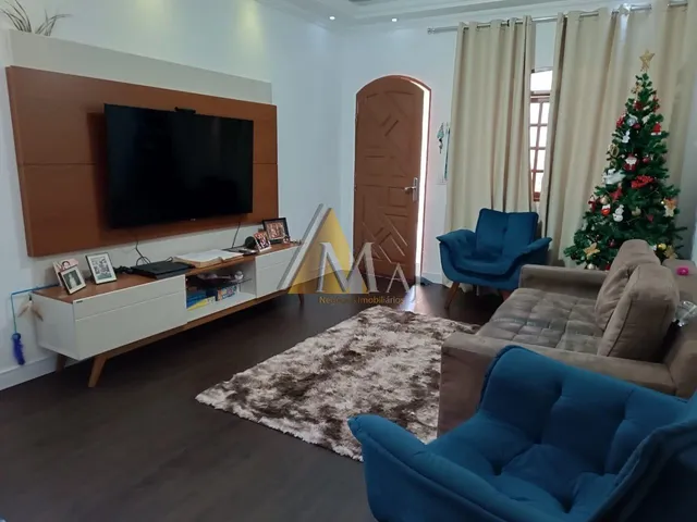 Imagem: A casa possui 3 Dormitórios, 1 Suíte, 2 Vagas na garagem,