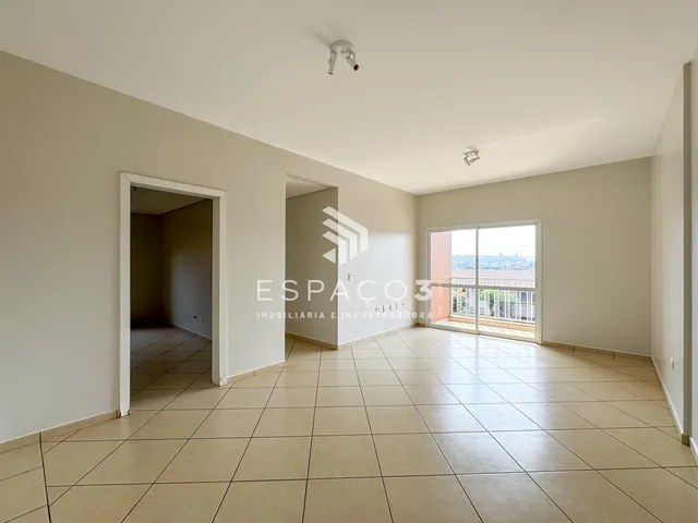 Imagem 3: Apartamento no Centro com 02 Quartos, Sacada e Garagem Coberta