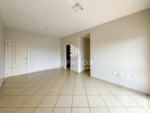 Imagem 4: Apartamento no Centro com 02 Quartos, Sacada e Garagem Coberta