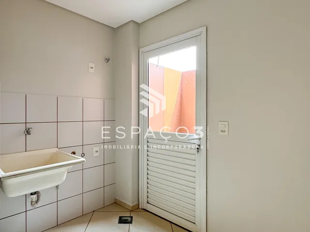 Imagem 7: Apartamento no Centro com 02 Quartos, Sacada e Garagem Coberta