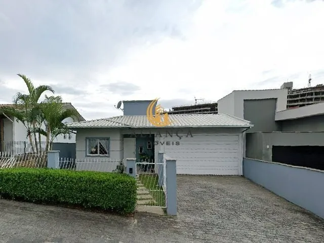 Imagem: Casa com 3 Dormitórios e Quintal na Pedra