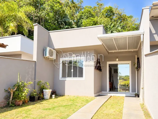 Imagem: Casa com Suíte e Churrasqueira À Venda