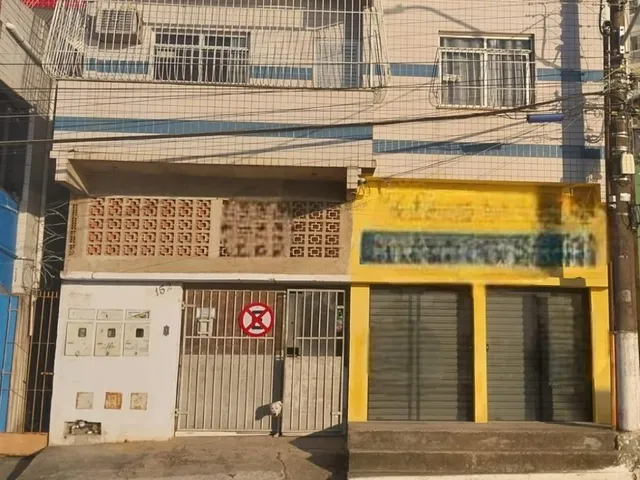 Imagem: Grande Casa com 1 Loja Comercial no Centro