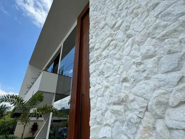 Imagem 10: Sobrado a Venda em Condomínio Fechado com 4 Suítes e Piscina no Bairro Pirabeiraba - Joinville/ Sc