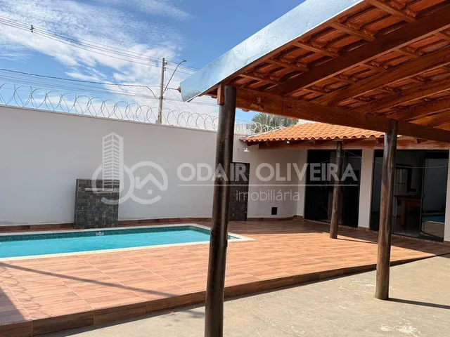 Imagem 13: Casa com Piscina e Varanda para Locação no Bairro Coimbras