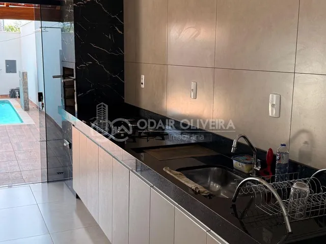 Imagem 2: Casa com Piscina e Varanda para Locação no Bairro Coimbras