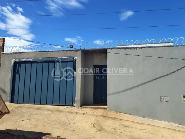 Imagem: Casa com Grande Terreno a Venda no Bairro