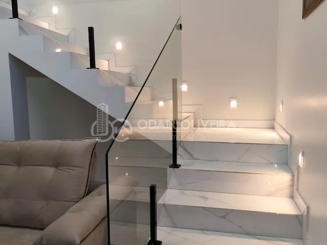 Imagem 2: Casa Moderna com Pé-Direito Duplo, 3 Quartos e Área Gourmet com Ofurô