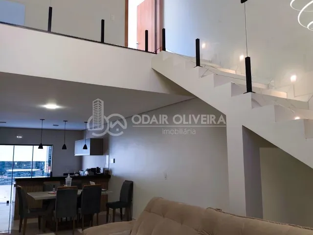 Imagem 3: Casa Moderna com Pé-Direito Duplo, 3 Quartos e Área Gourmet com Ofurô