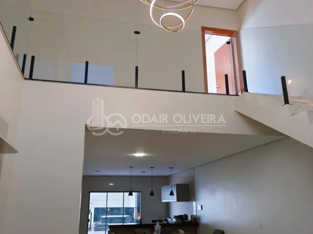 Imagem 4: Casa Moderna com Pé-Direito Duplo, 3 Quartos e Área Gourmet com Ofurô