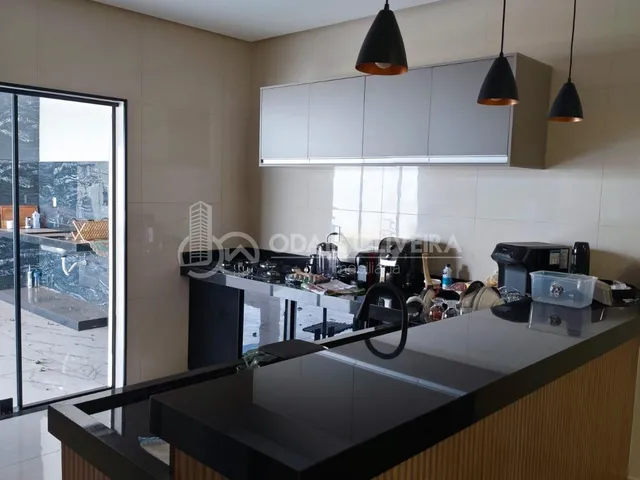 Imagem 5: Casa Moderna com Pé-Direito Duplo, 3 Quartos e Área Gourmet com Ofurô