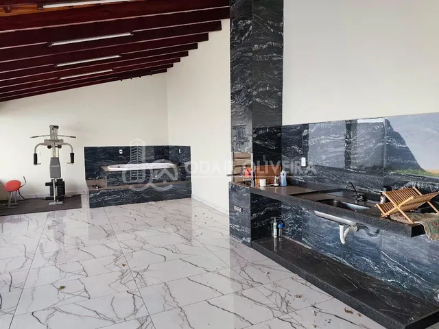 Imagem 6: Casa Moderna com Pé-Direito Duplo, 3 Quartos e Área Gourmet com Ofurô