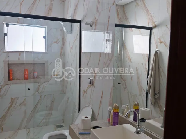 Imagem 7: Casa Moderna com Pé-Direito Duplo, 3 Quartos e Área Gourmet com Ofurô