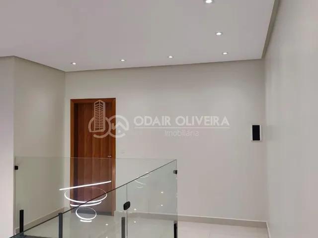 Imagem 12: Casa Moderna com Pé-Direito Duplo, 3 Quartos e Área Gourmet com Ofurô