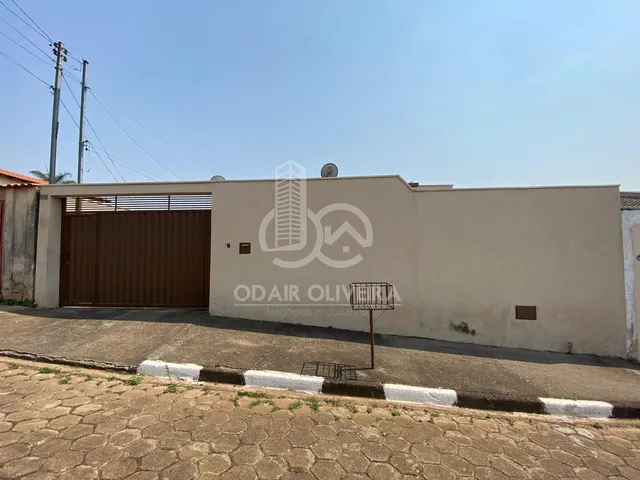 Imagem: Casa com 3 Quartos, Área Coberta, À Venda