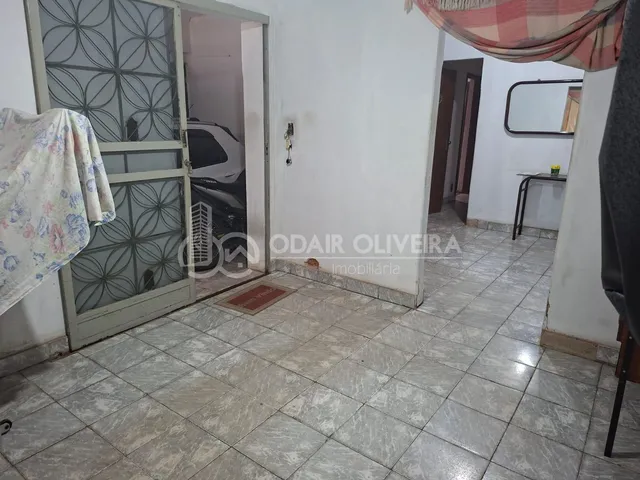 Imagem 2: Casa em Terreno com Ótima Localização, Próximo Aos Bancos