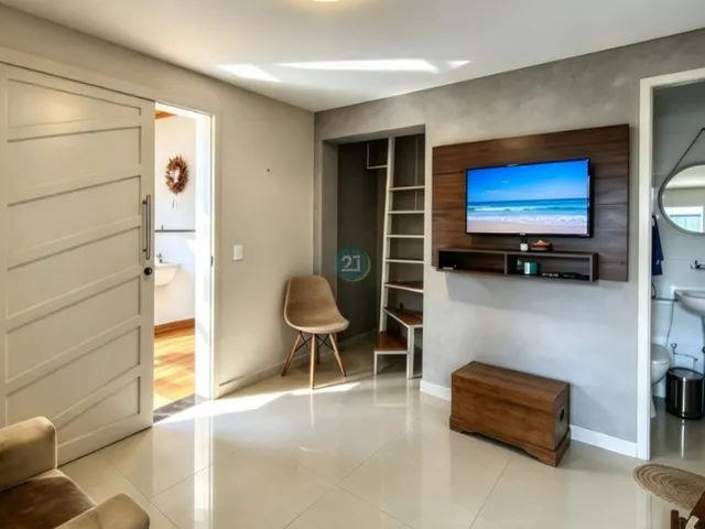 Imagem 2: Alugo Casa com 01 Quarto, Quintal, 02 Garagens, Espaço Gourmet com Churrasqueira, no Bairro Campeche, Florianópolis