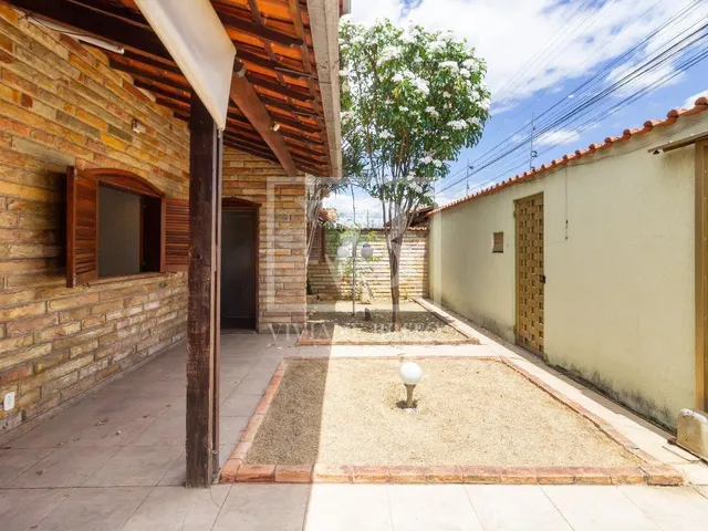 Imagem: Casa Ampla À Venda, Localizada no Bairro