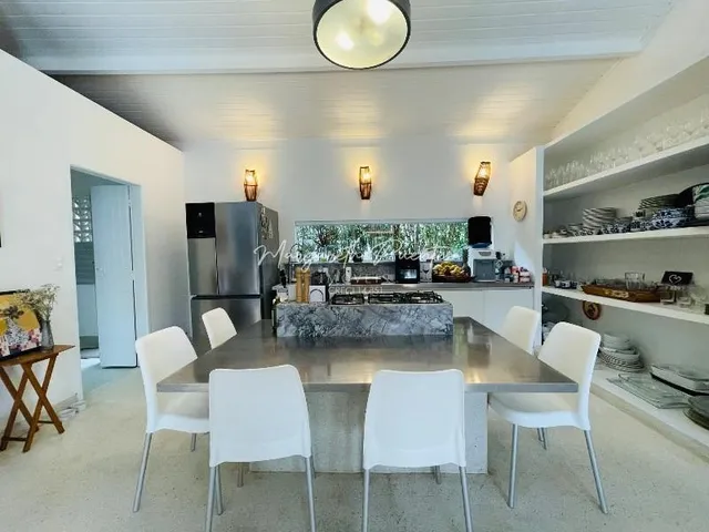 Imagem 10: Casa Estilo Rústico, 4 Dormitórios, Sendo 2 Suítes, Linda Área Gourmet Integrada com a Piscina, Salas e Jardim