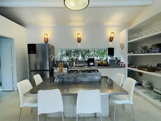 Imagem 9: Casa Estilo Rústico, 4 Dormitórios, Sendo 2 Suítes, Linda Área Gourmet Integrada com a Piscina, Salas e Jardim