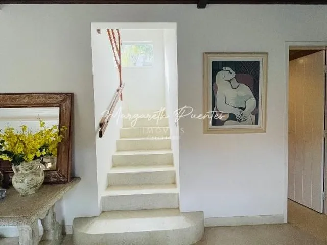 Imagem 7: Casa Estilo Rústico, 4 Dormitórios, Sendo 2 Suítes, Linda Área Gourmet Integrada com a Piscina, Salas e Jardim