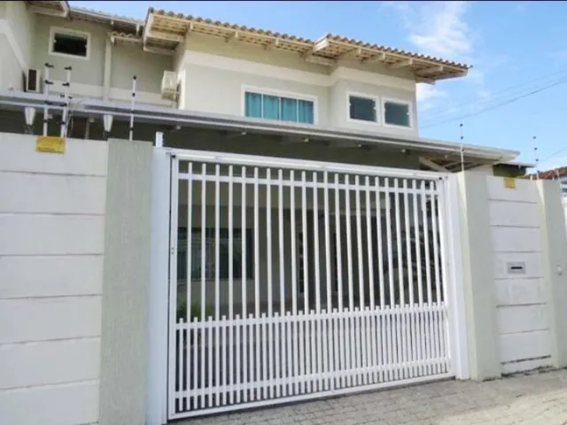 Imagem: Grande Casa no Bairro da Nações em Balneário