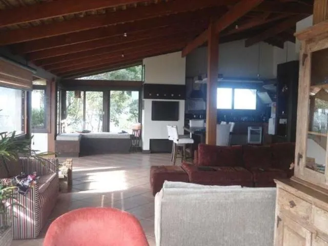 Imagem 5: Aluguel de Temporada em Garopaba Belíssima Casa em Meio À Mata, Piscina, Churrasqueira com Visual 360º Mar