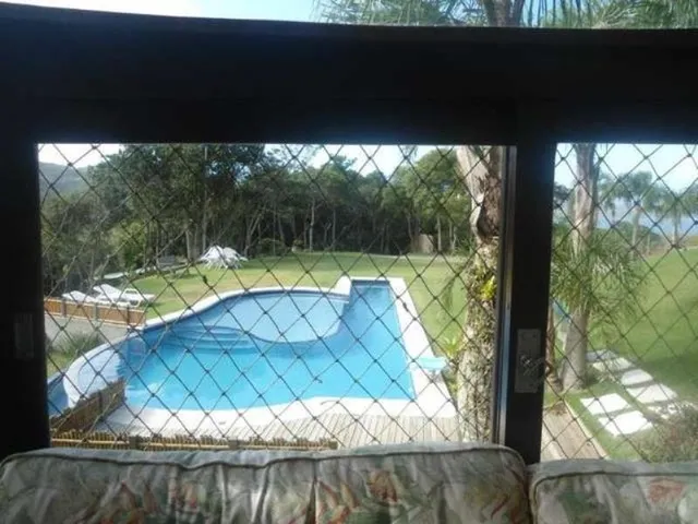 Imagem 2: Aluguel de Temporada em Garopaba Belíssima Casa em Meio À Mata, Piscina, Churrasqueira com Visual 360º Mar