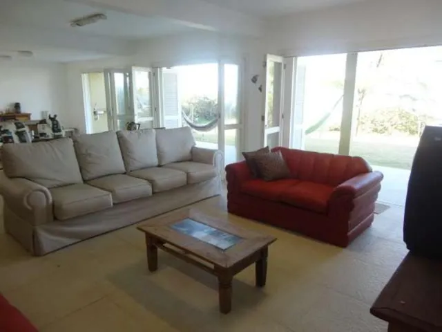 Imagem 2: Aluguel Temporada em Garopaba Casa 4 Suítes Beira Mar
