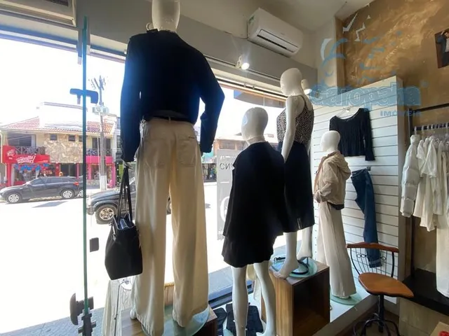 Imagem 4: Oportunidade Única: Ponto Comercial para Venda e Locação no Centro de Garopaba-Sc, 2Salas, 2 Banheiros, 80M²
