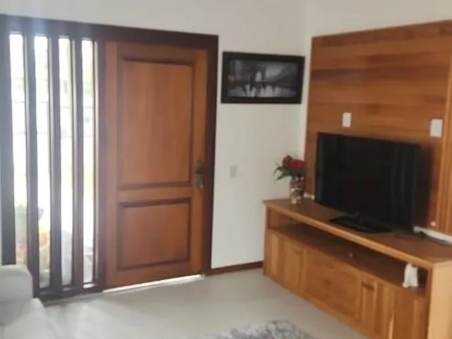 Imagem 4: Aluguel de Casa para Temporada no Centro de Garopaba-Sc: 4 Quartos, Piscina e 3 Vagas de Garagem!