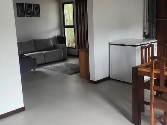 Imagem 8: Aluguel de Casa para Temporada no Centro de Garopaba-Sc: 4 Quartos, Piscina e 3 Vagas de Garagem!
