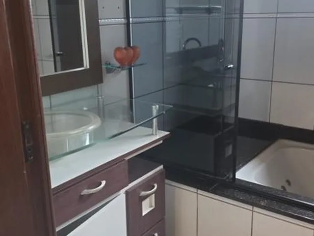 Imagem 14: Aluguel de Casa para Temporada no Centro de Garopaba-Sc: 4 Quartos, Piscina e 3 Vagas de Garagem!