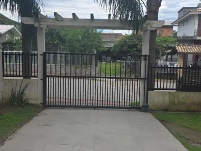 Imagem 3: Aluguel de Casa para Temporada no Centro de Garopaba-Sc: 4 Quartos, Piscina e 3 Vagas de Garagem!